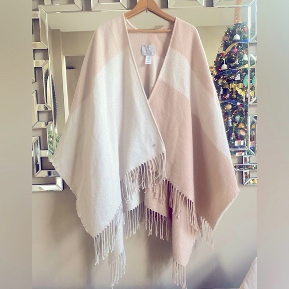 SOUA&KYI, Absolutely Gorgeous Poncho Cape! The Material is Beautiful 🌻🌻🌻🌻🌻 - Picture 2 of 11